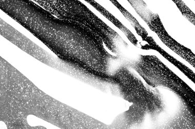 Su yüzeyinde yağ damlaları ve dalgaları olan soyut renkli arkaplan. Soyut arkaplan kavramı