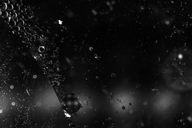 Su yüzeyinde yağ damlaları ve dalgaları olan soyut renkli arkaplan. Soyut arkaplan kavramı