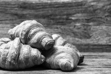 Lezzetli taze kruvasan. Fransız kruvasan kahvaltısı.