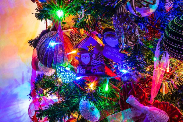 Weihnachtsschmuck Christbaum Mit Weihnachtsbeleuchtung — Stockfoto