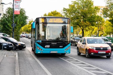 Trafikte otobüs. STB toplu taşımacılık Bükreş, Romanya, 2022
