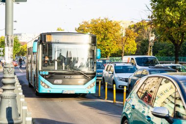 Trafikte otobüs. STB toplu taşımacılık Bükreş, Romanya, 2022