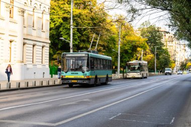 Trafikte otobüs. STB toplu taşımacılık Bükreş, Romanya, 2022