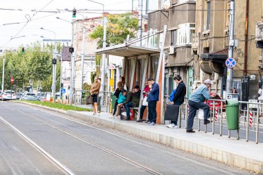 Trafikte otobüs. STB toplu taşımacılık Bükreş, Romanya, 2022