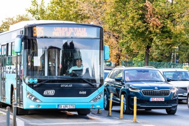 Trafikte otobüs. STB toplu taşımacılık Bükreş, Romanya, 2022