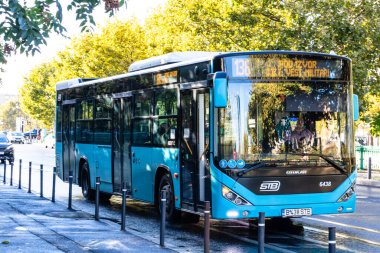 Trafikte otobüs. STB toplu taşımacılık Bükreş, Romanya, 2022