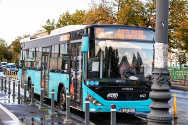 Trafikte otobüs. STB toplu taşımacılık Bükreş, Romanya, 2022