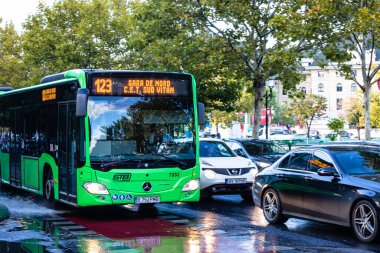 Trafikte otobüs. STB toplu taşımacılık Bükreş, Romanya, 2022