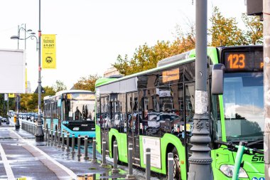 Trafikte otobüs. STB toplu taşımacılık Bükreş, Romanya, 2022
