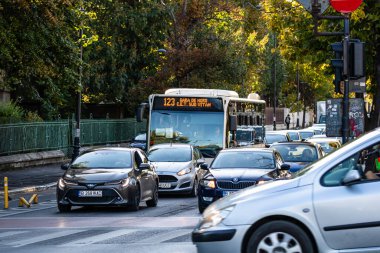 Trafikte otobüs. STB toplu taşımacılık Bükreş, Romanya, 2022