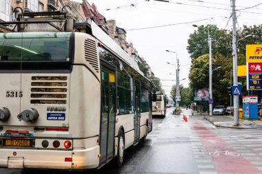 Trafikte otobüs. STB toplu taşımacılık Bükreş, Romanya, 2022