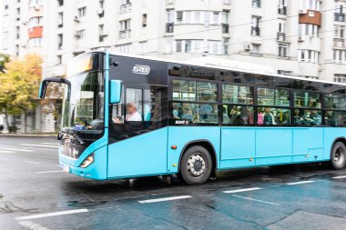 Trafikte otobüs. STB toplu taşımacılık Bükreş, Romanya, 2022