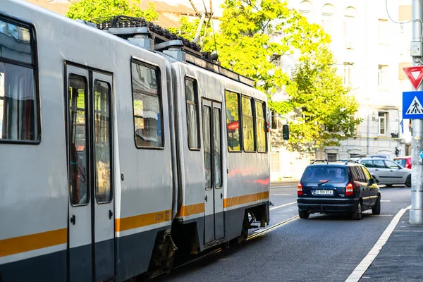 Tramvay trafiği. Bükreş, Romanya, 2022