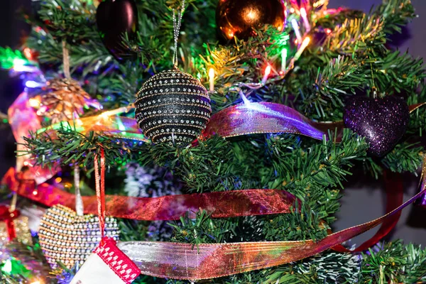クリスマスライトとクリスマスツリーの装飾 — ストック写真