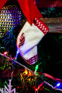 Noel ışıkları ile Noel ağacı süslemeleri