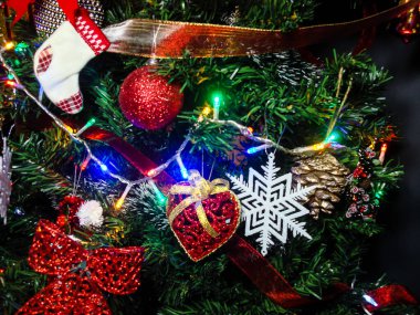 Noel ışıkları ile Noel ağacı süslemeleri