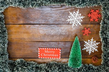 Noel ışıkları ile Noel ağacı süslemeleri