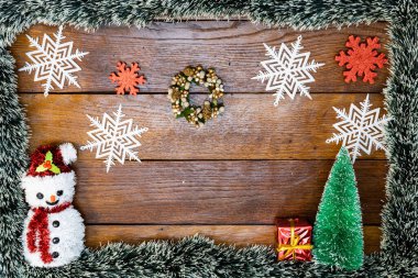 Noel ışıkları ile Noel ağacı süslemeleri