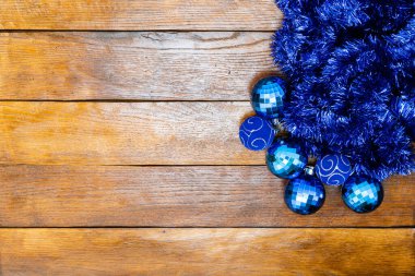 Noel ışıkları ile Noel ağacı süslemeleri