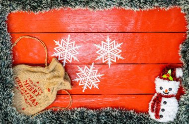 Noel ışıkları ile Noel ağacı süslemeleri