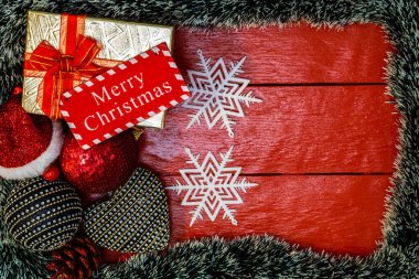 Noel ışıkları ile Noel ağacı süslemeleri