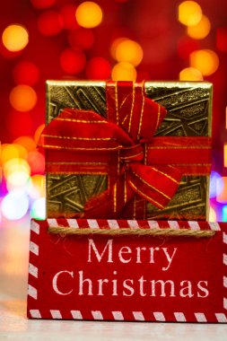 Noel ışıkları ile Noel ağacı süslemeleri