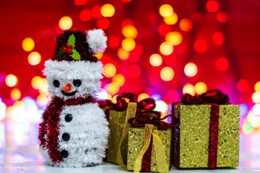 Noel ışıkları ile Noel ağacı süslemeleri