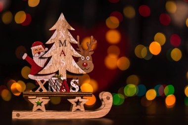 Noel ışıkları ile Noel ağacı süslemeleri