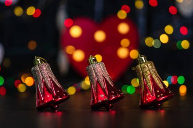 Noel ışıkları ile Noel ağacı süslemeleri