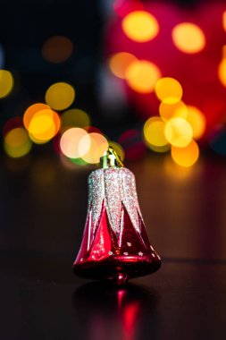 Noel ışıkları ile Noel ağacı süslemeleri