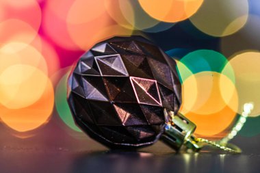 Noel ışıkları ile Noel ağacı süslemeleri