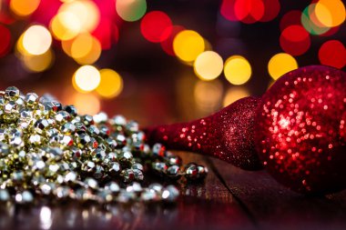 Noel ışıkları ile Noel ağacı süslemeleri