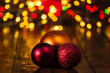 Noel ışıkları ile Noel ağacı süslemeleri