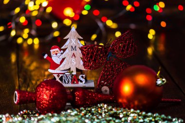 Noel ışıkları ile Noel ağacı süslemeleri