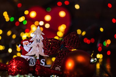 Noel ışıkları ile Noel ağacı süslemeleri