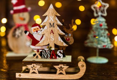 Noel ışıkları ile Noel ağacı süslemeleri