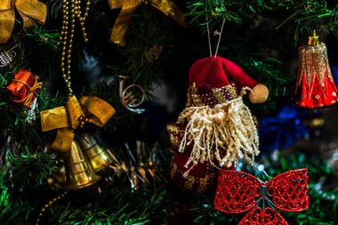 Noel ışıkları ile Noel ağacı süslemeleri