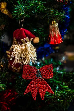Noel ışıkları ile Noel ağacı süslemeleri
