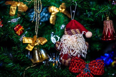 Noel ışıkları ile Noel ağacı süslemeleri