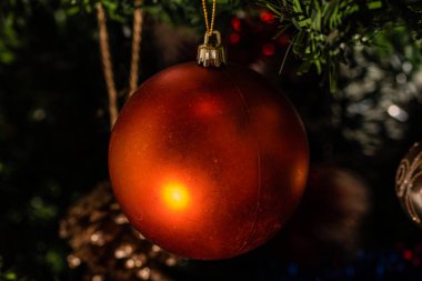 Noel ışıkları ile Noel ağacı süslemeleri