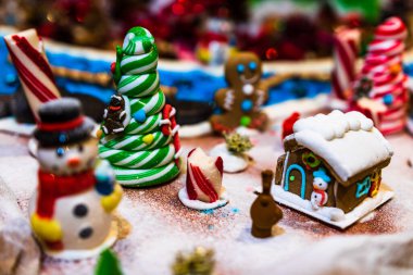 Noel ışıkları ile Noel ağacı süslemeleri