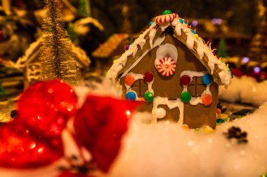 Noel ışıkları ile Noel ağacı süslemeleri