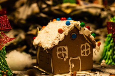 Noel ışıkları ile Noel ağacı süslemeleri