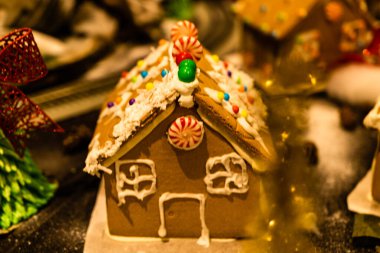 Noel ışıkları ile Noel ağacı süslemeleri