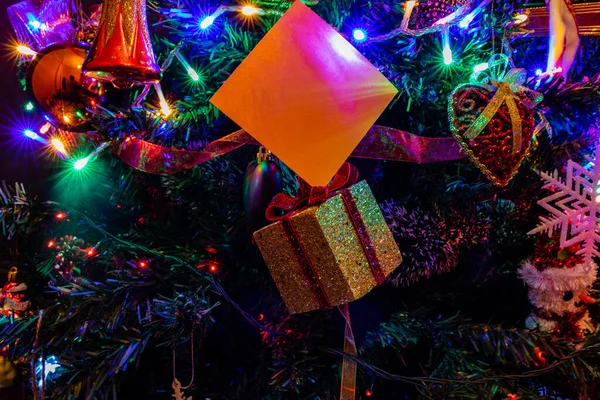Christbaumschmuck Mit Weihnachtsbeleuchtung — Stockfoto