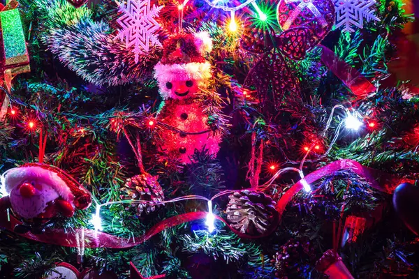 Christbaumschmuck Mit Weihnachtsbeleuchtung — Stockfoto