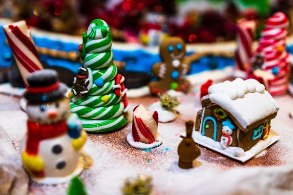 Noel ışıkları ile Noel ağacı süslemeleri