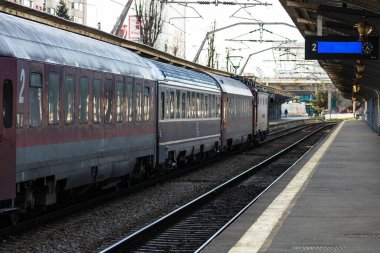 Bükreş, Romanya 'daki Bükreş (Gara de Nord Bükreş) tren istasyonunda ya da hareket halindeki tren platformunda 2022