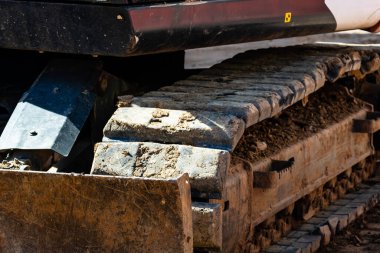 İnşaat alanında çalışan endüstriyel kazıcıların ayrıntıları