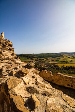 Romanya 'nın Transilvanya kentindeki Rupea kalesinden görüntü. Rupa Kalesi (Cetatea Rupea)